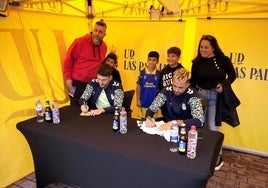 'Viti' Rozada y Adnan Januzaj en la firma de autógrafo organizada por el club.