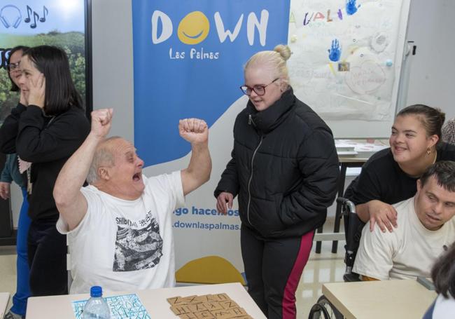 Javier, de 60 años, festejando la realización de una foto grupal.