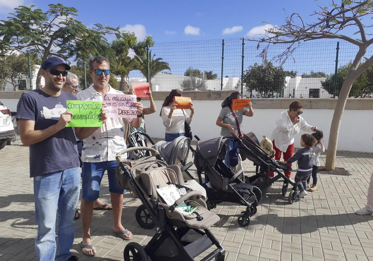 Protesta en enero de madres y padres a las puertas del colegio.