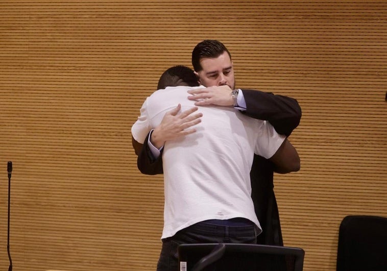 El letrado del principal acusado, Roque Esteban García, abraza a Juan Francisco Luzardo tras dictar sentencia