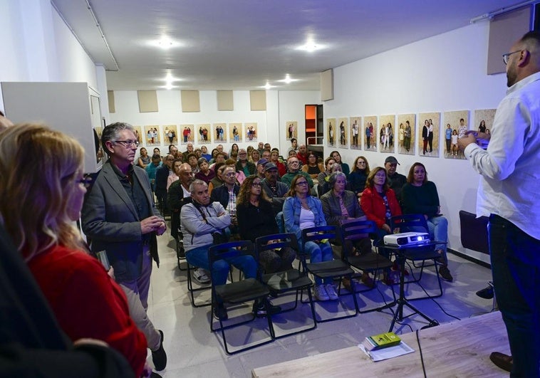 Foto de archivo de una reunión informativa para pedir la colaboración a los vecinos de Piletas.