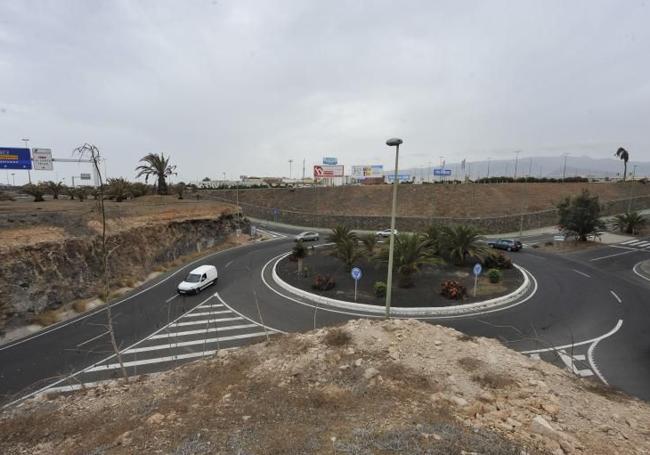 Rotonda de acceso al centro comercial Makro desde la autovía del Sur, en Telde.