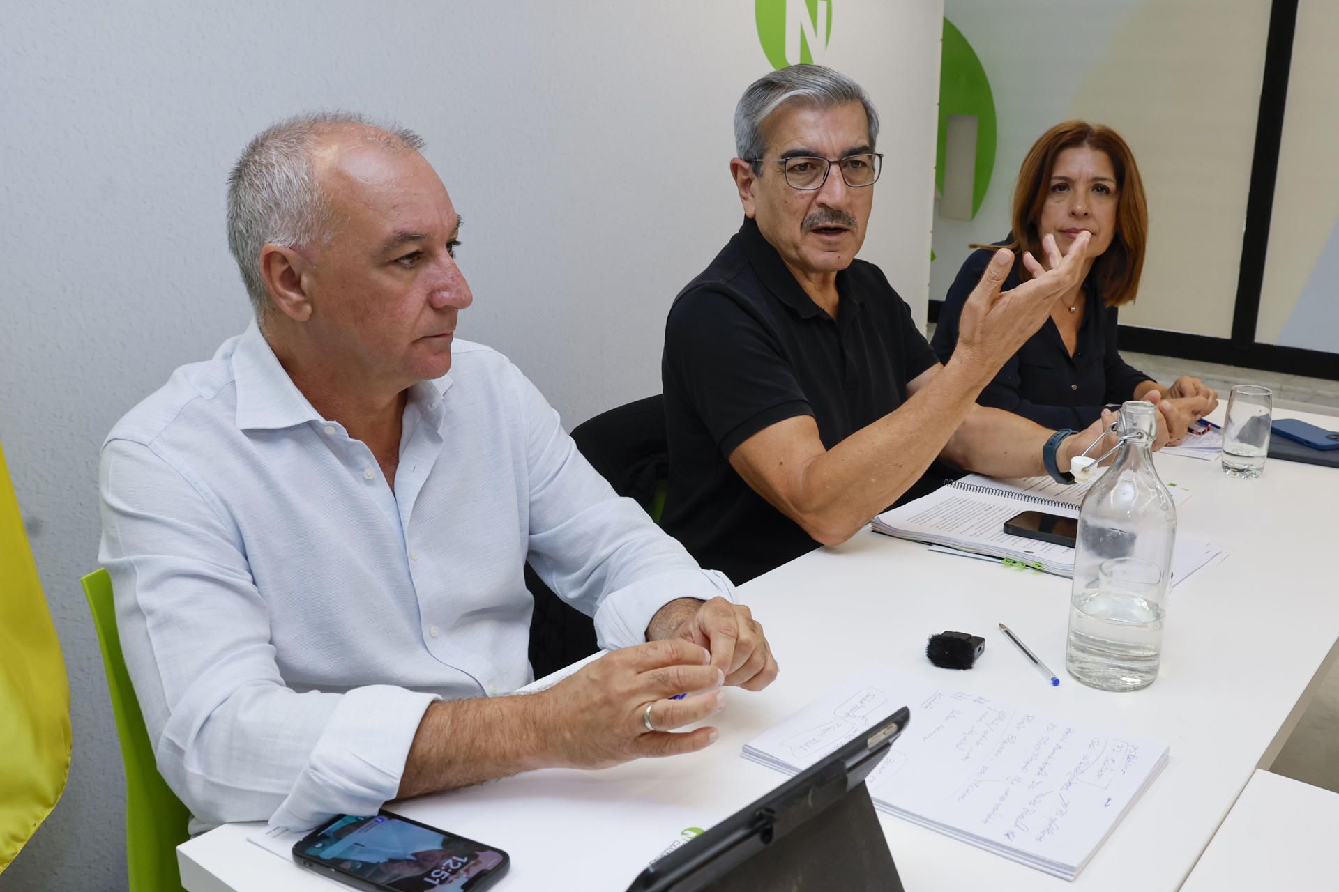 El presidente de Nueva Canarias, Román Rodríguez, y los diputados Carmen Hernández (d) y Luis Campos.