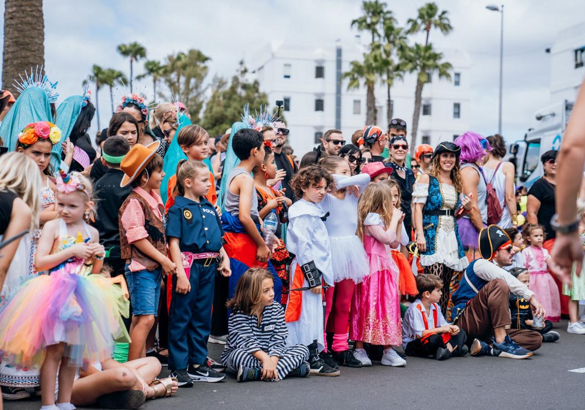 Los más pequeños disfrutan del carnaval en Maspalomas.