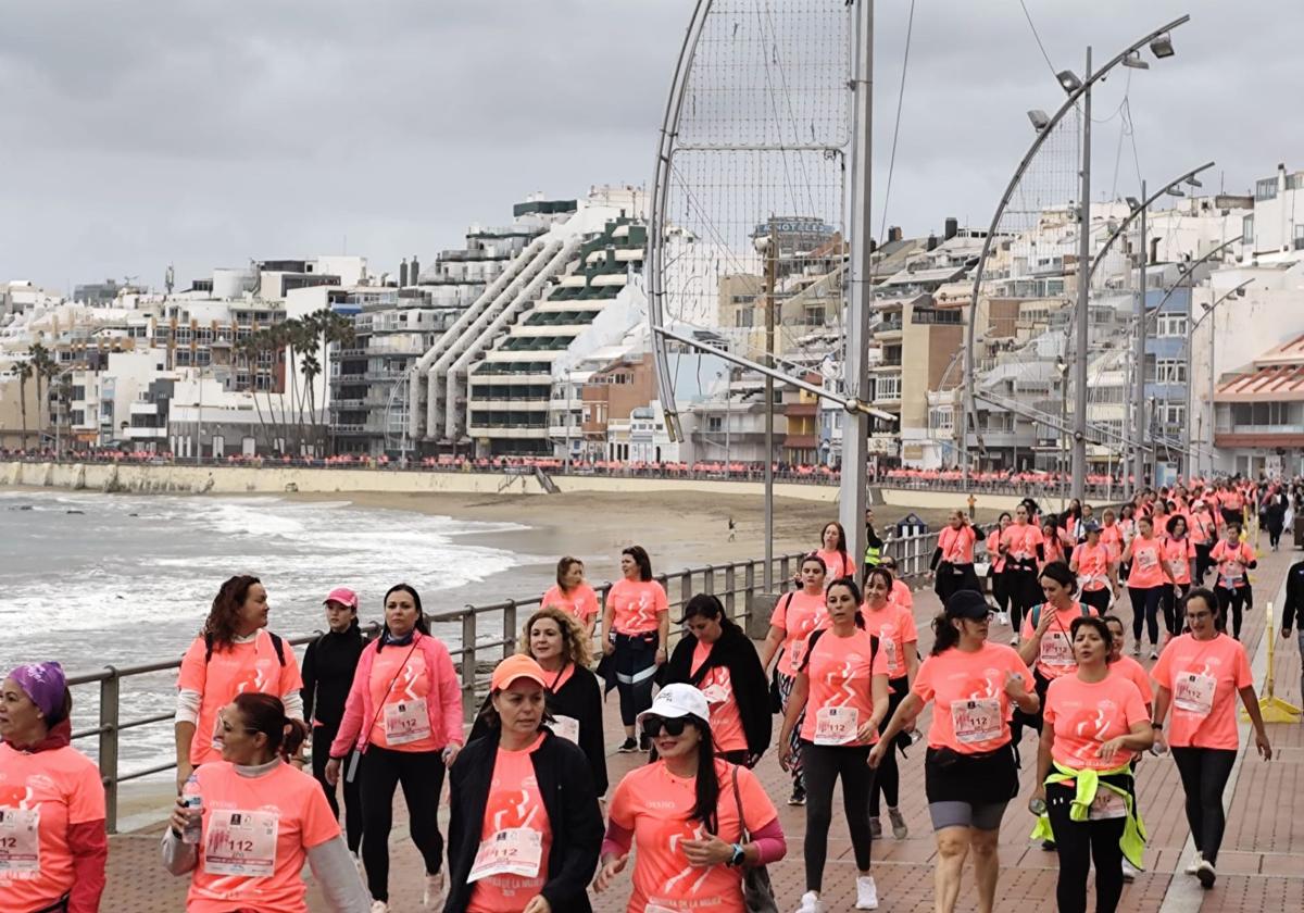 Algunas de las participantes en la carrera este domingo en Las Canteras.