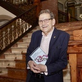 Emilio González Déniz, con su novela.