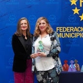 Isabel Mena, consejera de Igualdad del Cabildo (derecha), recogió el premio en Madrid.