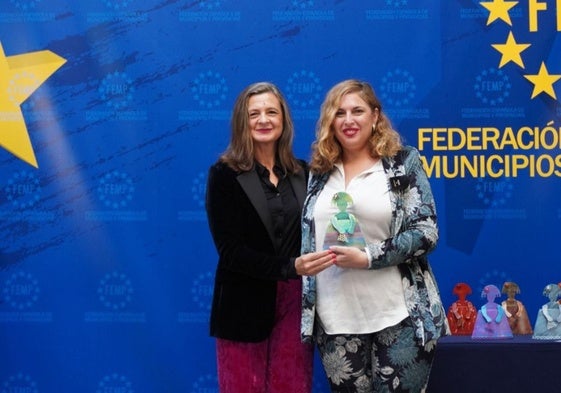 Isabel Mena, consejera de Igualdad del Cabildo (derecha), recogió el premio en Madrid.