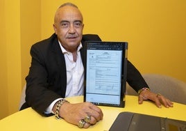 Armando Álvarez posando junto a la carta de invitación denegada por el consulado español en El Salvador.