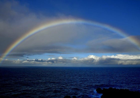 Nubes y arcoiris en la costa de La Palma.