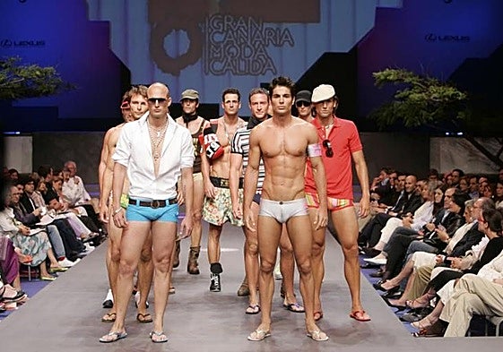 Imagen de archivo de un desfile de moda de baño de Moda Cálida.