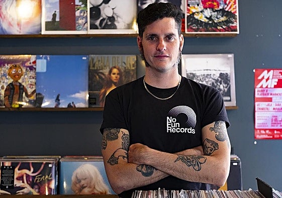 Fernando Miranda posa en No Fun Records, su tienda de discos en la calle de Eusebio Navarro.
