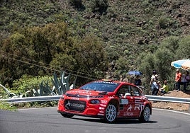 Luis Monzón y José Carlos Déniz, ayer, durante la jornada decisiva del Rally de Santa Brígida.