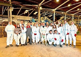 Trabajadores de Moeve y fundación Moeve participan en el plan de voluntariado de ayuda por la DANA en Valencia