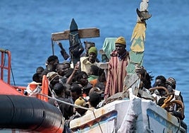 Imagen de archivo de un cayuco.