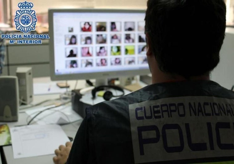 Un agente revisa una página web en una foto de archivo.