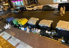 Contenedores de basura desbordados en Las Palmas de Gran Canaria.