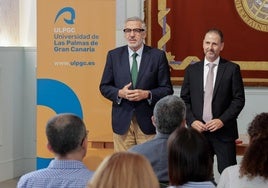 Jorge Balaguer (derecha) junto al rector Lluís Serra en su toma de posesión de abril de 2024.