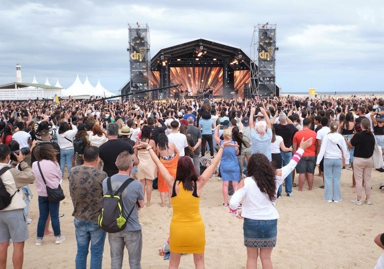 El público llenó este miércoles la playa de El Matorral, en la costa de sotavento de Jandía, en el municipio de Pájara, para la grabación de un capítulo de la serie de Netflix.