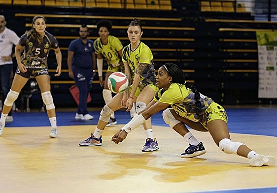Matienzo recepciona un balón ante la mirada de su compañera Saray Manzano.