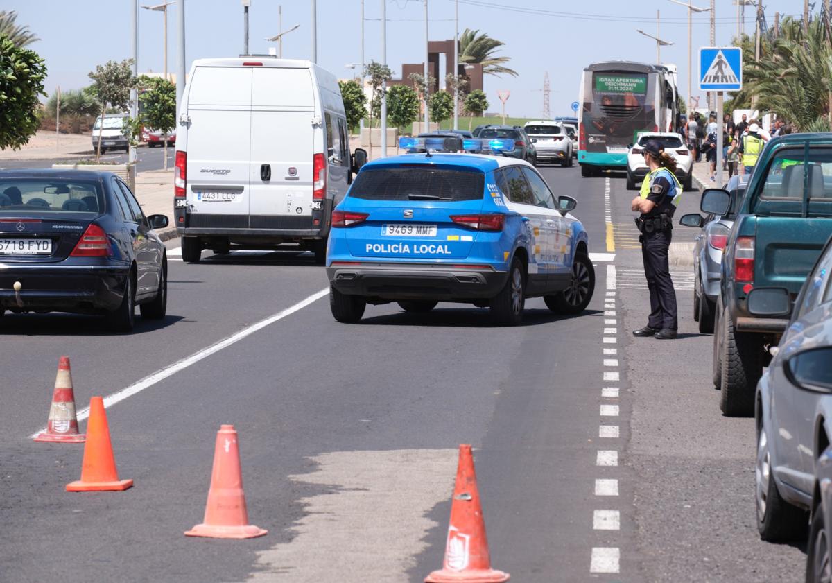 Imagen principal - &#039;Nuria&#039; cierra la estación insular de guaguas tras arrancar varias planchas del techo