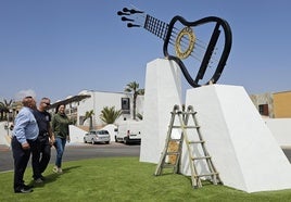 El alcalde Matías Peña y la concejala de Patrimonio Histórico, Sandra Torres, en la obra del timple gigante, en Nuevo Horizonte.