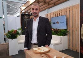 Esteban Alberto, gerente del grupo Ganaderos de Fuerteventura, en el expositor de Feaga 2025.
