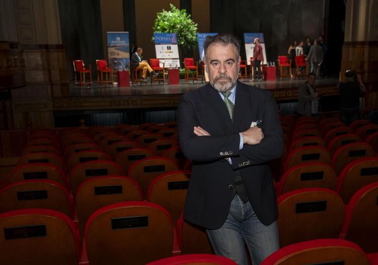 Carlos Álvarez, en el patio de butacas del Teatro Pérez Galdös.