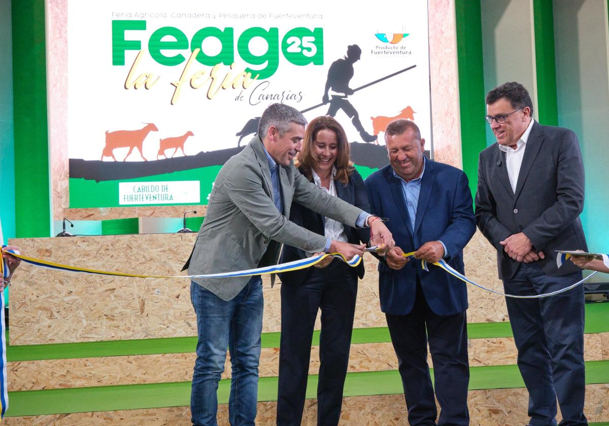 El consejero regional Narvay Quintero, la presidenta Lola García, el responsable insular Matías Peña y Manuel Miranda, consejero de Seguridad y Emergencias del Gobierno de Canarias, en el corte de cinta de la muestra que se aplazó por el paso de la borrasca.