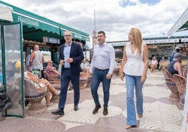 Acosta, Marichal y Vega, en una visita al centro comercial Anexo II, en Playa del Inglés.