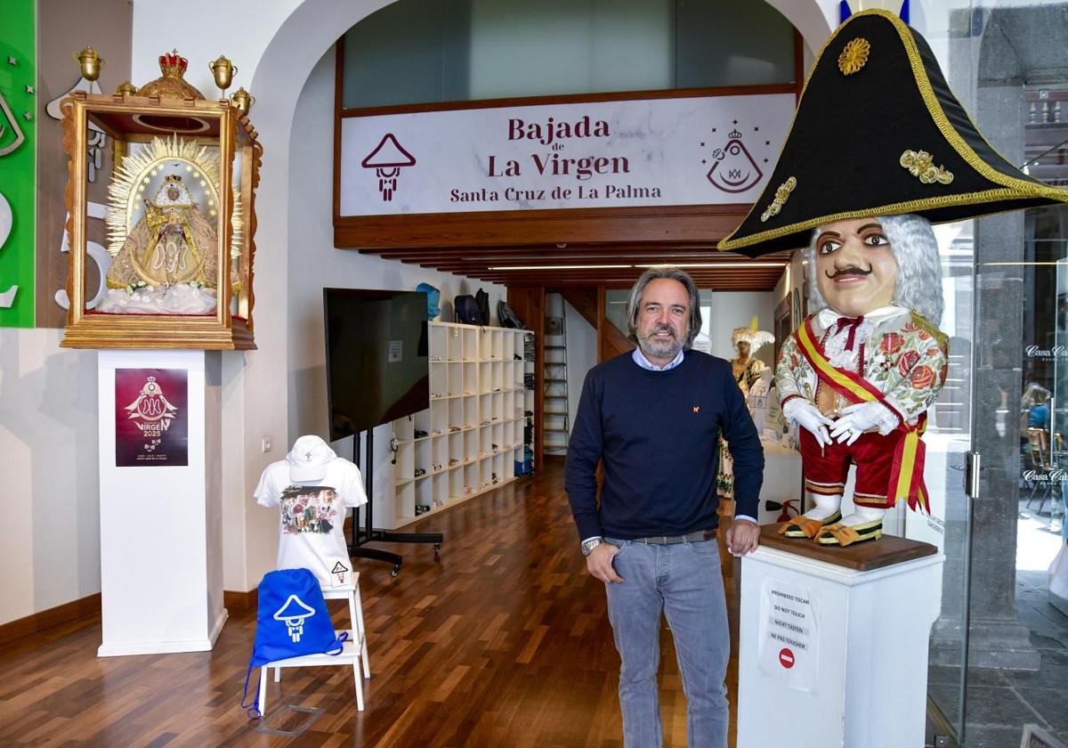 Alberto Perdomo, en la tienda oficial de la Bajada de la Virgen de las Nieves.