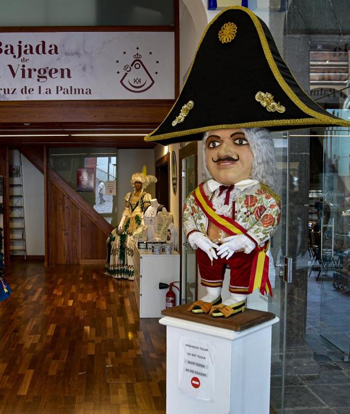 Imagen secundaria 2 - Asier Antona; el alcalde con parte de su equipo; y detalle de la tienda oficial de la Bajada.