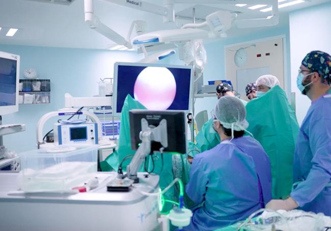 El Dr. Diego Laverde durante una cirugía para el tratamiento de la hiperplasia benigna de próstata con láser Holmium.