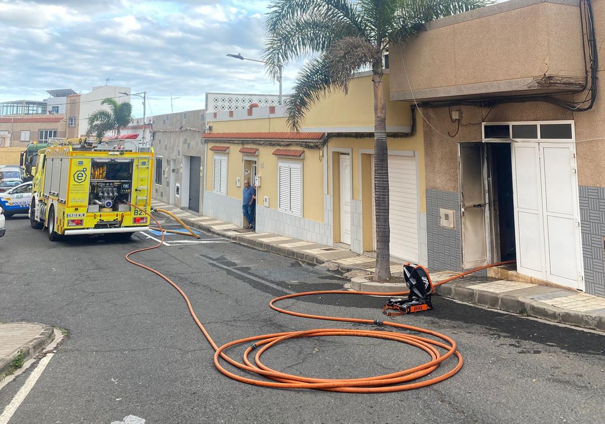 Imagen principal - Sofocan un incendio en una peluquería en Ingenio