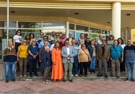 El alcalde, Francisco García, y la concejala Minerva Pérez con un grupo de personas mayores.