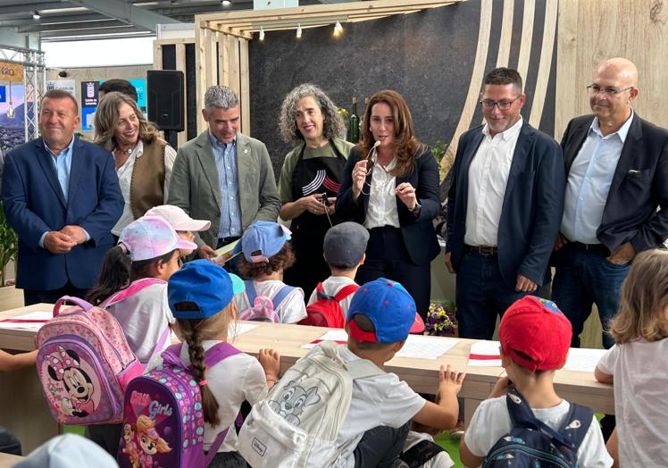 La comitiva institucional, con los pequeños visitantes.
