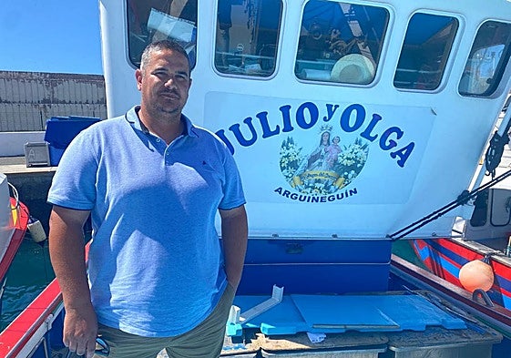 Jesús Vega, a bordo de su barco, 'Julio y Olga', llamado así en honor a sus padres. «A mí los homenajes me gusta hacerlos en vida».