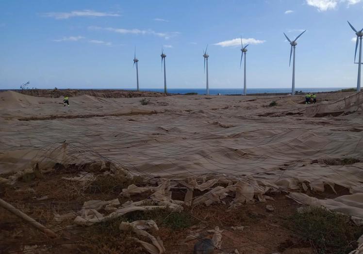 Residuos acumulados en Bahía de Formas antes de la limpieza.