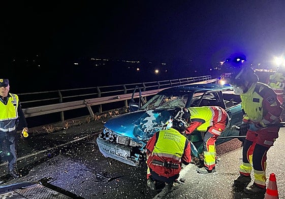 Imagen de uno de los vehículos implicados en el accidente, en la LZ-40.