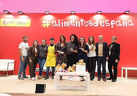 La chef Yareli Pérez, con el delantal amarillo, y al lado Gaucimara Cabrera, gerente de la Drome Milk Camel Bio Farm, entre otros, en la presentación de la ambrosía y de la bebida energética en el 38º Salón Gourmets, en Madrid.