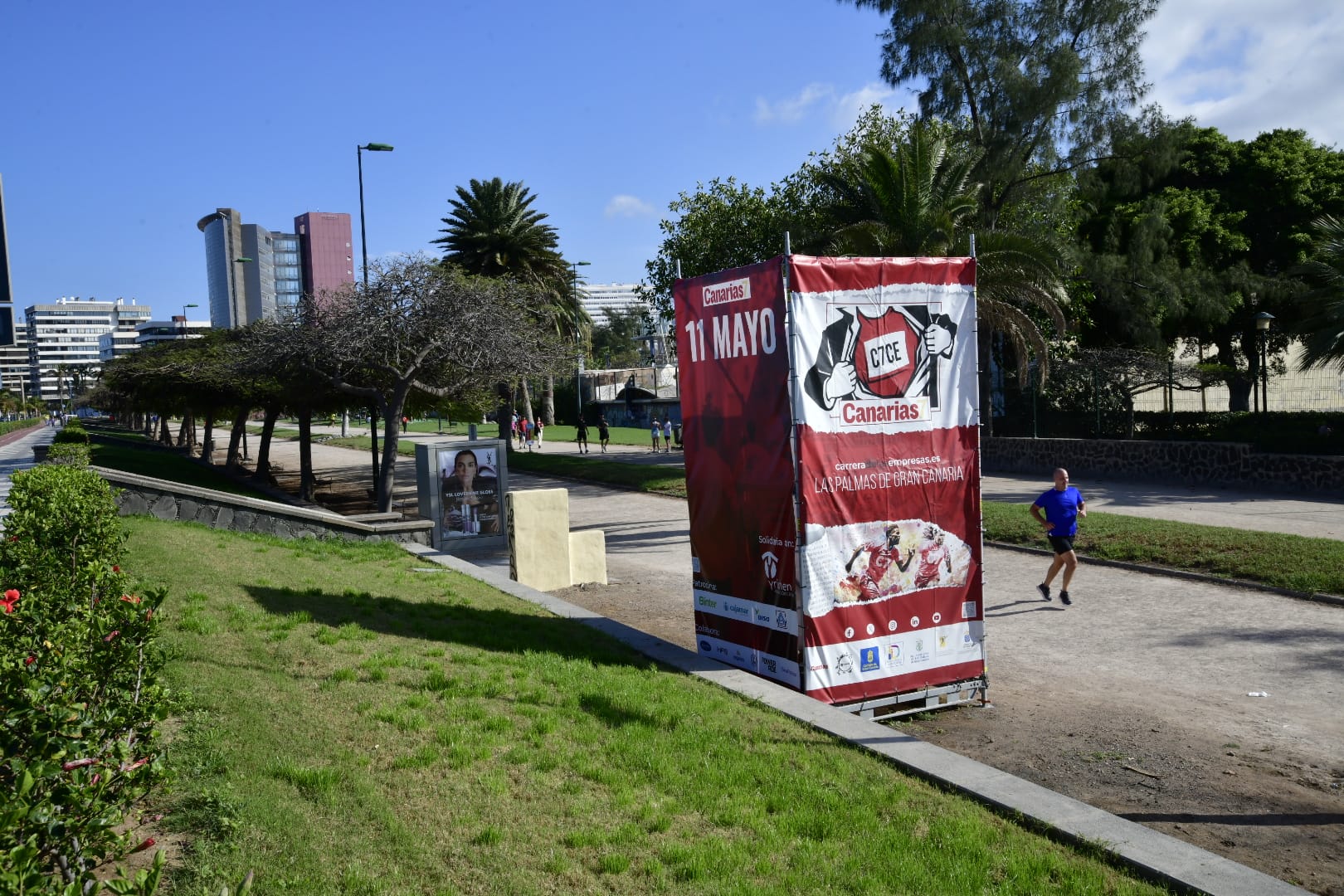 Imagen principal - Así luce el tótem en el parque Romano.