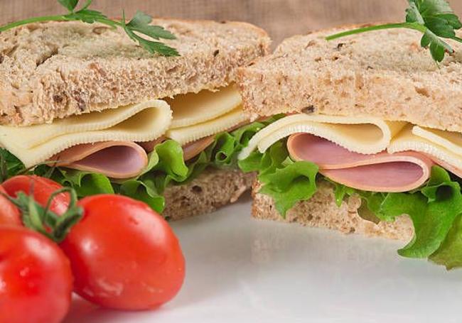 Sándwich frío de jamón y queso