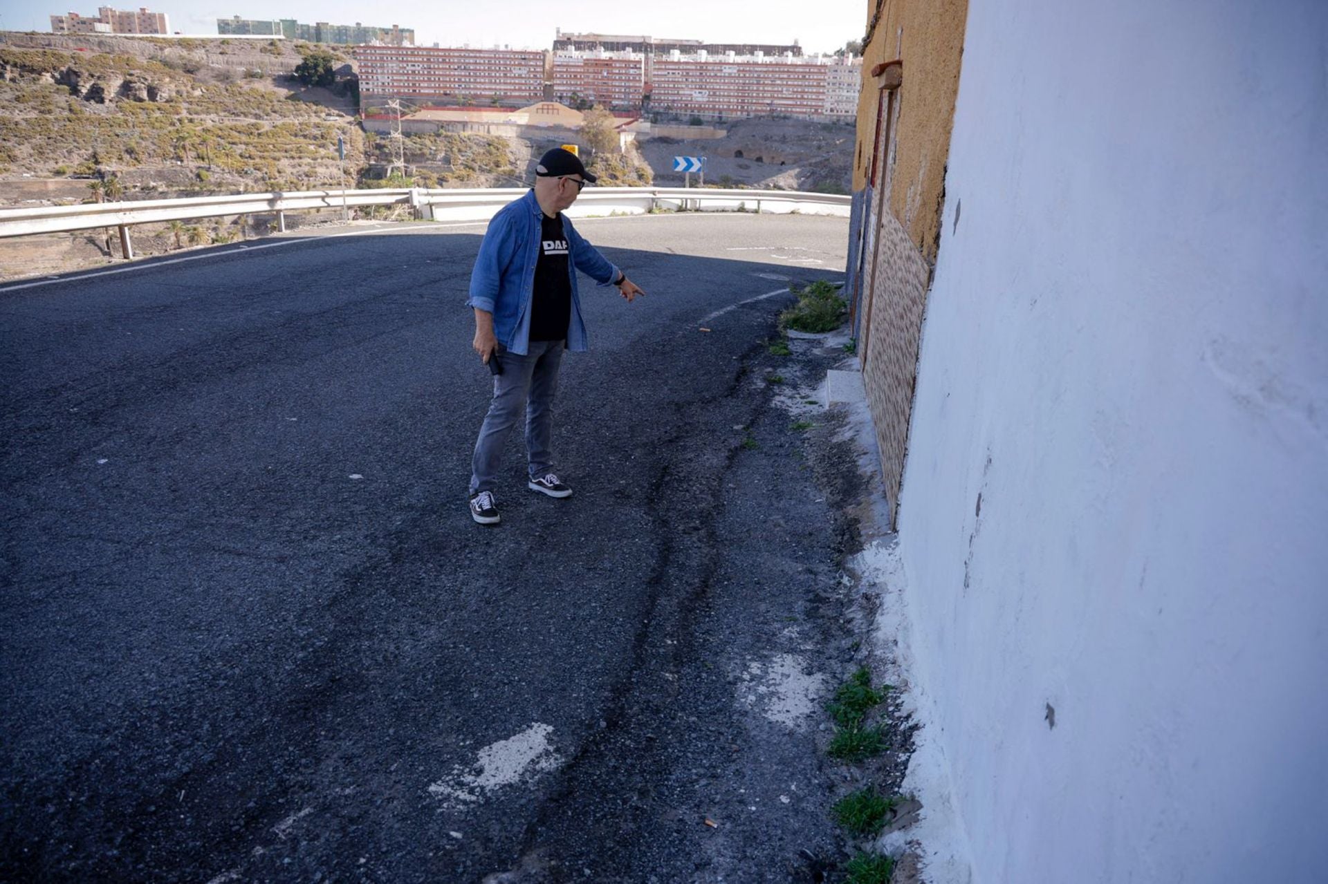 Los vecinos de San Roque enseñan el deterioro de sus calles