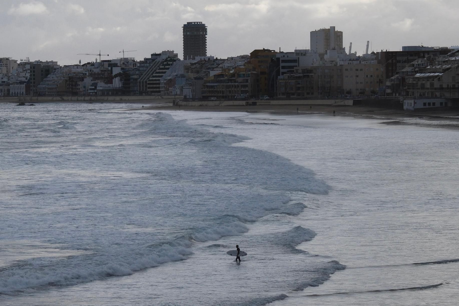 Entre paraguas y viento: La borrasca Olivier visita Canarias