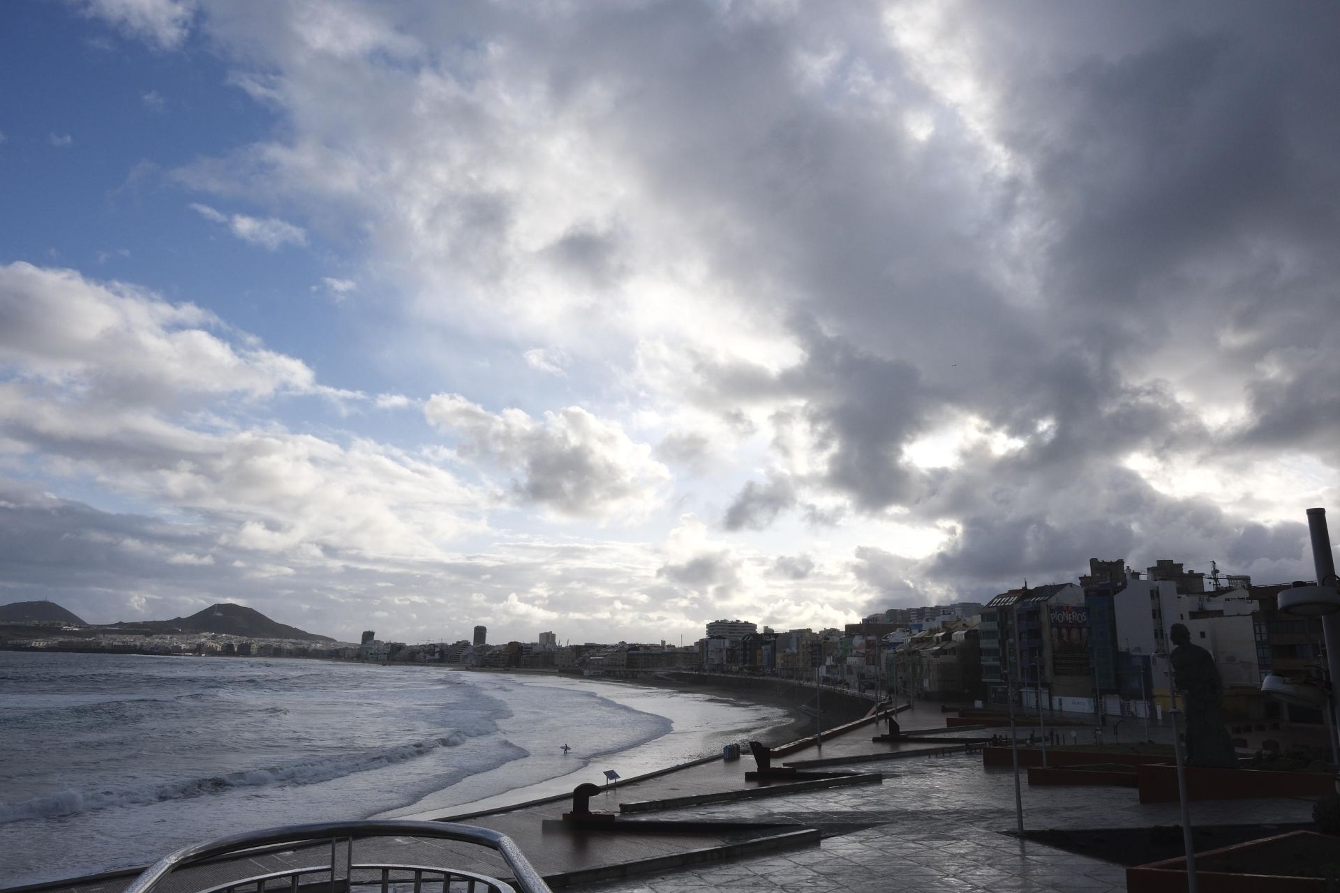 Entre paraguas y viento: La borrasca Olivier visita Canarias