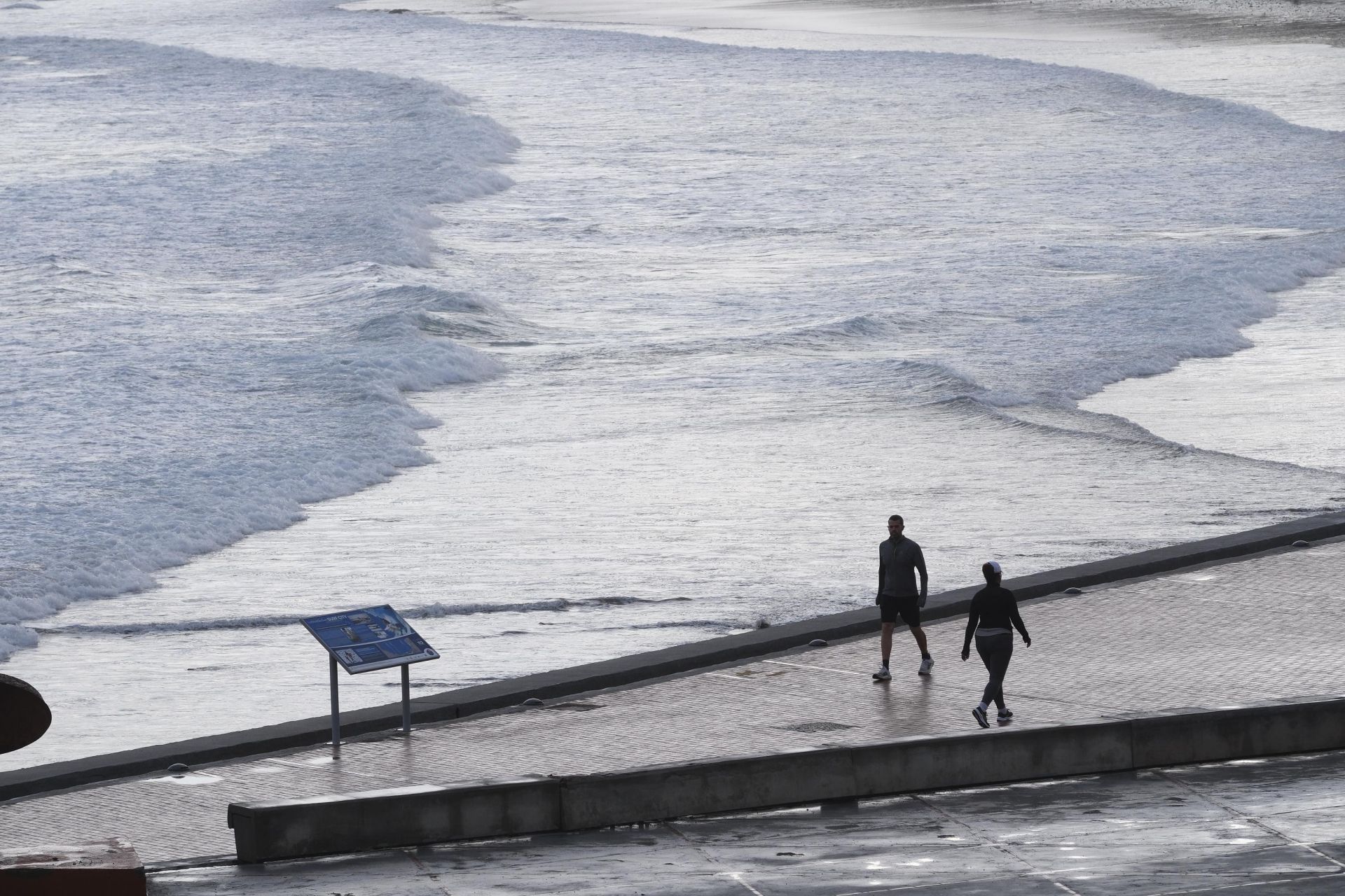 Entre paraguas y viento: La borrasca Olivier visita Canarias