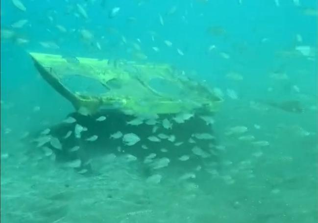 Imagen extraída del vídeo que muestra el contenedor semi enterrado.