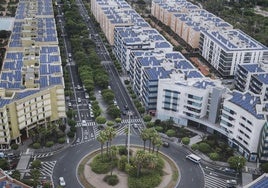 Panorámica de edificios con placas solares en sus cubiertas.