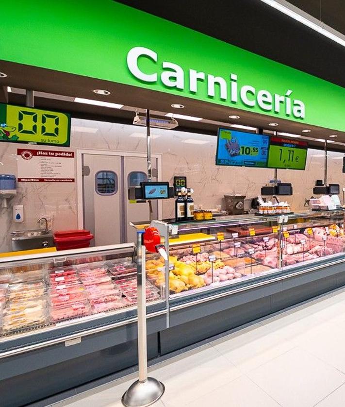 Imagen secundaria 2 - 1.- Sección de frutería de SuperDino Puerto Calero. 2.- La nueva tienda tiene 680 metros cuadrados de sala de ventas y una plantilla formada por 18 personas. 3.- Imagen de la carnicería, diseñada para ofrecer una experiencia de compra ágil, cómoda y de calidad.