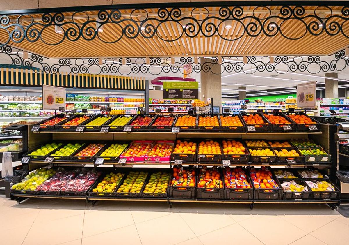 Imagen principal - 1.- Sección de frutería de SuperDino Puerto Calero. 2.- La nueva tienda tiene 680 metros cuadrados de sala de ventas y una plantilla formada por 18 personas. 3.- Imagen de la carnicería, diseñada para ofrecer una experiencia de compra ágil, cómoda y de calidad.